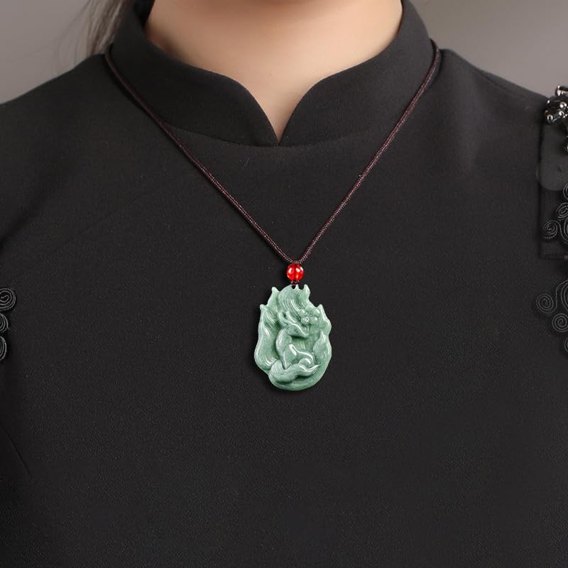 Colgante de jadeíta verde con zorro nueve colas