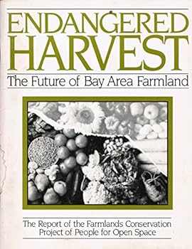 Paperback Endangered harvest : the future of Bay area farmland Book