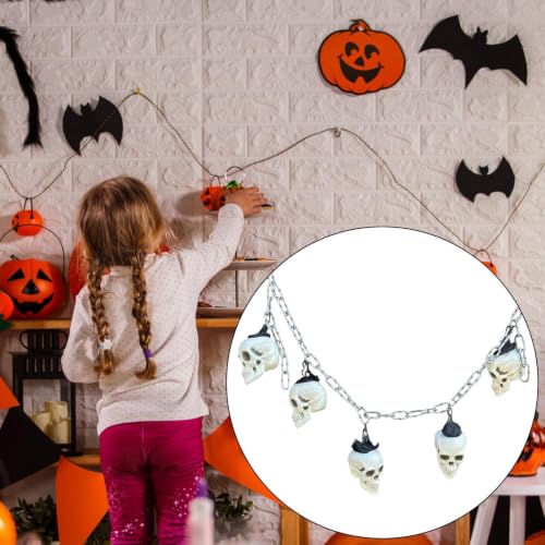 Guirnalda de calaveras de Halloween con diseño de cabezas de esqueleto encadenadas 4