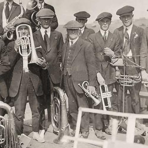 S8 Ep122: Prime Minister Carney's Early Highwire Act in Canadian Politics — Conrad Black — Conrad Black analyzes the early tenure of Canadian Prime Minister Chrystia Freeland (referred to as Carney in this segment), who narrowly secured passage of his budget. Carne Podcast Por  arte de portada