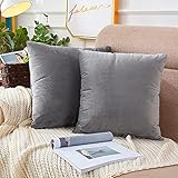 Einfach Zerlegen & Reinigen: Die Seite der Kissenhülle hat einen unsichtbaren Reißverschluss, der täglich leicht zerlegt werden kann. Gleichzeitig ist der Reißverschluss in der Seitennaht in der Mitte wunderschön versteckt, was die Schönheit des Kissenbezugs aus Samt verstärkt. Es ist auch sehr einfach nach langem Gebrauch zu reinigen, die Wurfkissenbezug können abgenommen und separat gereinigt werden.