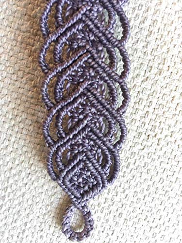 Pulsera macrame corazones lila oscuro hecha a mano con hilo encerado Mide aprox. 17 cm. de largo y 3 cm. de ancho .Cierra con botón