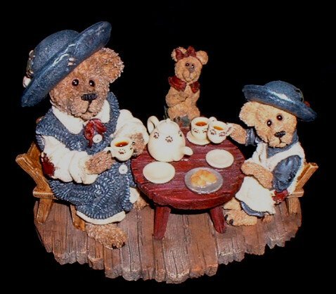 Boyds Bears & Friends - Catherine and Caitlin Berriweather with Little Scruff... Family Traditions - Style # 02000-41