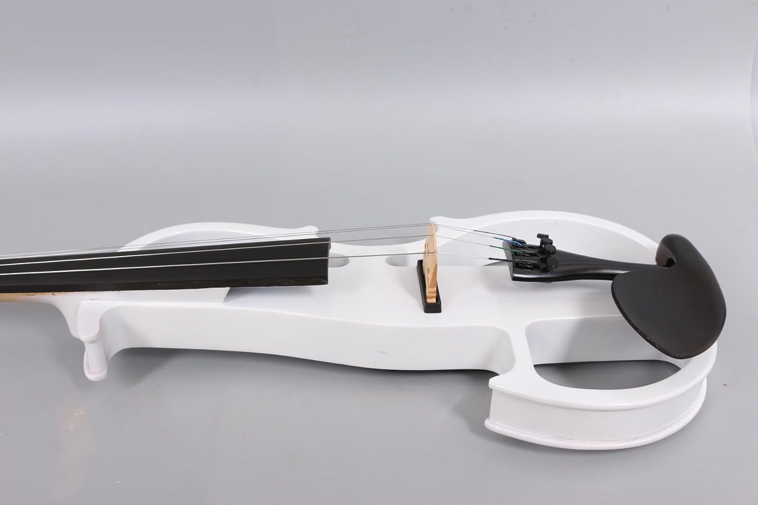 Yinfente Viola eléctrica silenciosa de 40,6 cm de madera maciza de 4 cuerdas con accesorios de ébano, funda dura, lazo de madera de Brasil, cable AUX y paño de limpieza, color blanco
