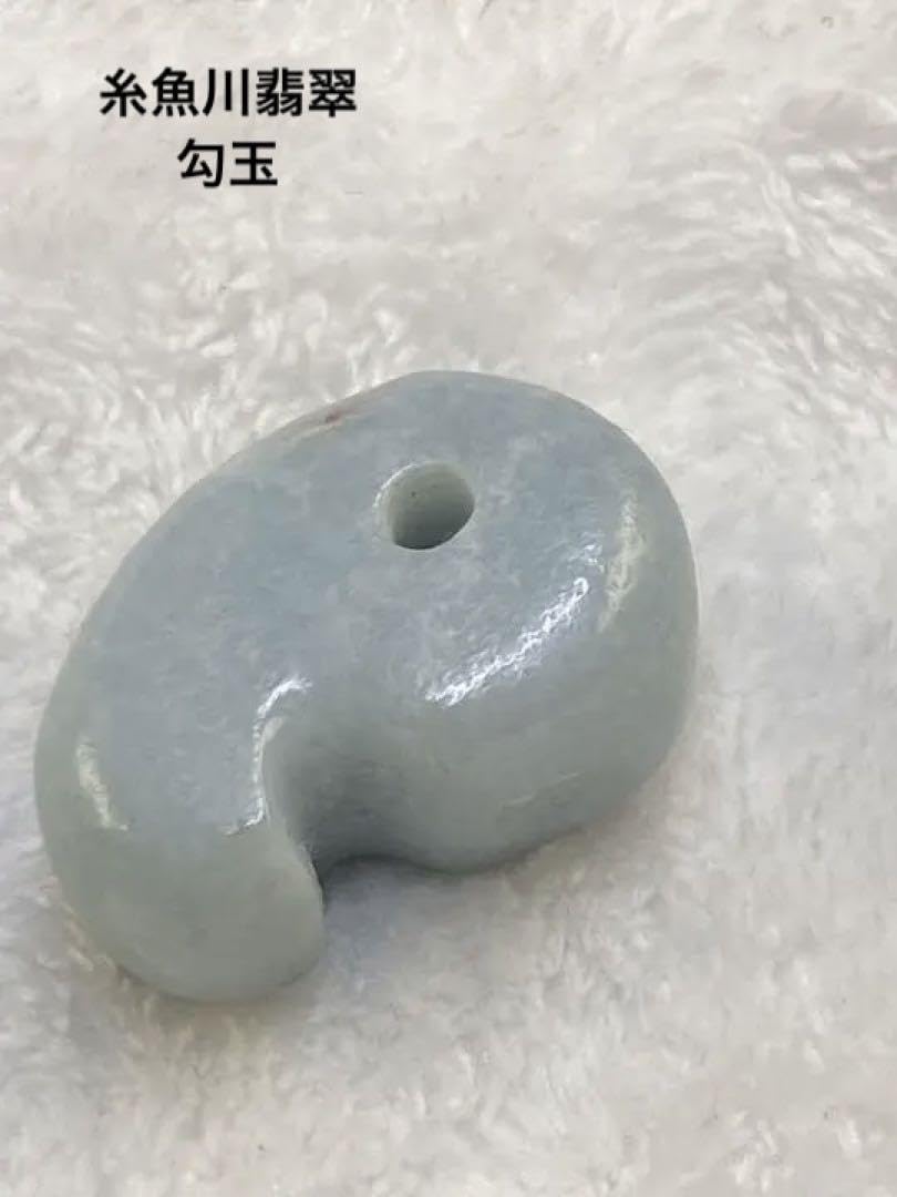 卯堂　勾玉　手磨き1点物　糸魚川翡翠　透過する原石から加工　モアイ像似 Amazon.co.jp: 卯堂 勾玉 手磨き1点物 糸魚川翡翠 透過する原石から