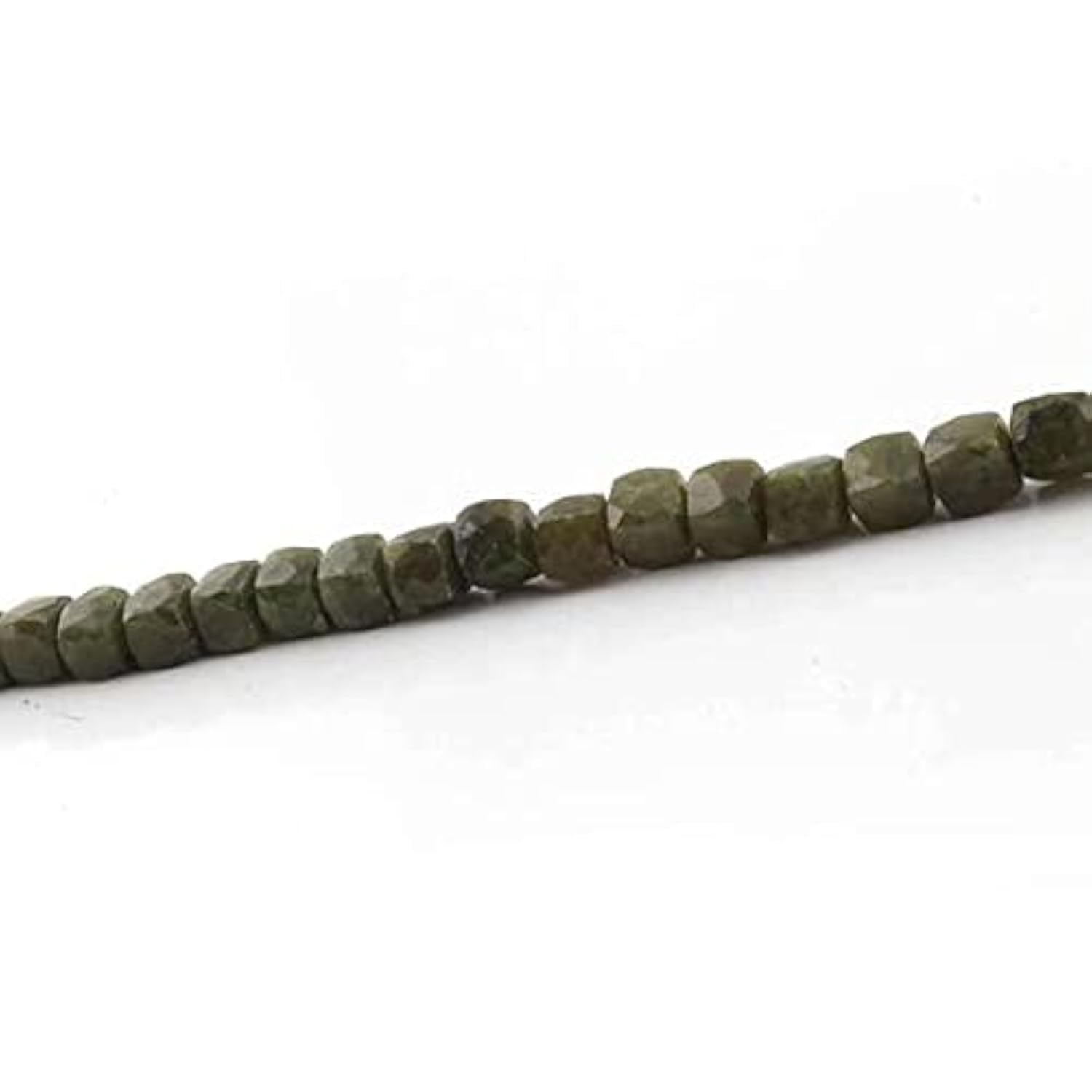 Perles cubiques en vésuvianite facettée de 8mm pour la création de bijoux précieux et raffinés