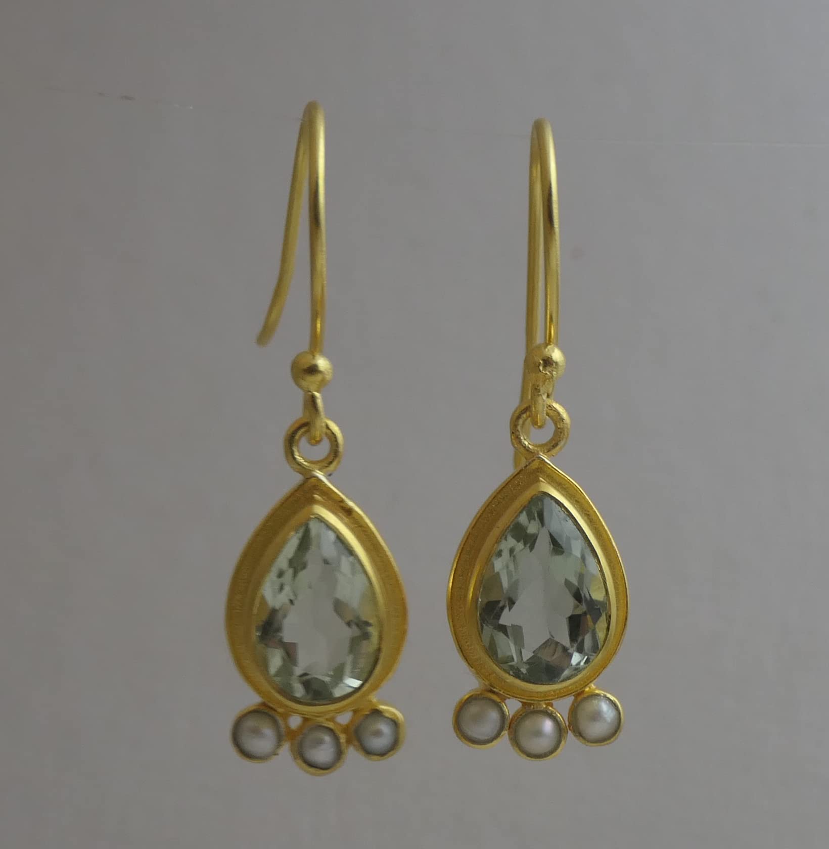 Pendientes de plata de ley 925 con baño de oro y amatista verde y perla de agua dulce