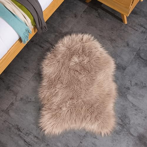 Teppich Wölkchen Lammfell Kunst-Fell-Teppich | Hochflor Deko Schaffell als Flauschiger Bett-Vorleger oder Läufer für Schlafzimmer, Wohnzimmer oder Kinderzimmer - Beige - 55x80cm