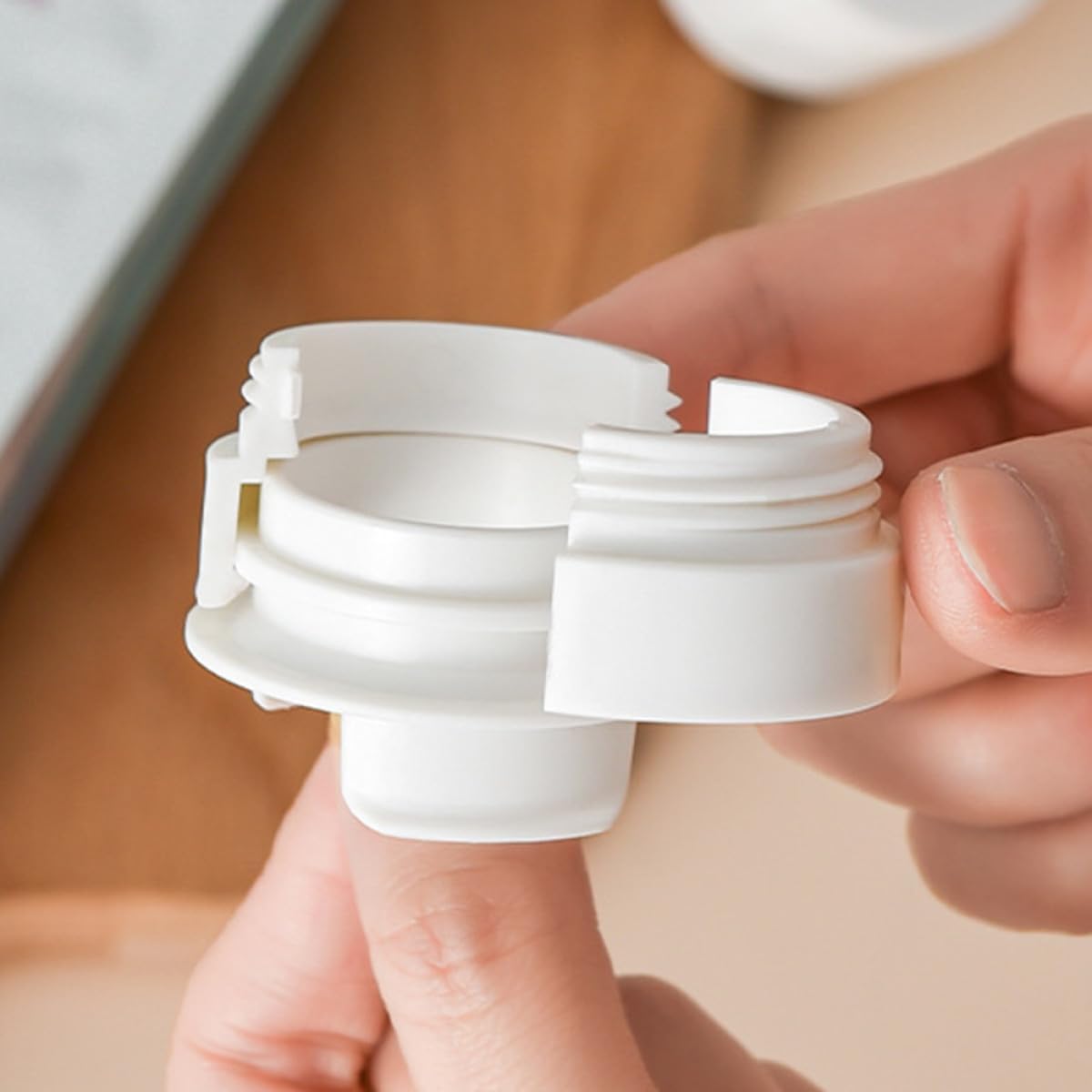 4pcs Food Bag Sealing Clips with Pour Spout Sturdy Food Outlet Chip Clips for Snack Bags and Packaging
