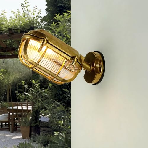 La lampada è realizzata in ottone e vetro.