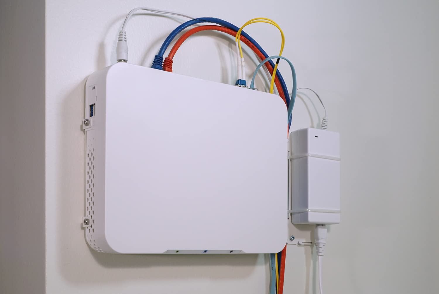 Netgate 6100 BASE - PfSense+ Security Gateway - Firewall VPN Router - 2x 10 GbE SFP+ Ports - 2x 1 GbE Combo Ports (RJ45/SFP) 4x 2.5 Gbps Ports - EU Power Adapter - Firewall Professionale - - NGFW