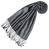 High End Seidenschal von LORENZO CANA aus reiner Seide. Dieser luxuriöse Schal wurde aus 100% Seide gefertigt - einer der edelsten Naturfaser der Welt. Der elegante Schal mit aufwändig jacquard gewebten Paisley - Muster ist ein echtes Luxus – Teil. Er besticht durch seine harmonische Farbgebung. Extravagant, aber doch edel dezent. Ein außergewöhnliches Accessiore, welches sowohl fürs Theater, die Oper, als auch als noble Ergänzung fürs Büro Outfif geeignet ist.
