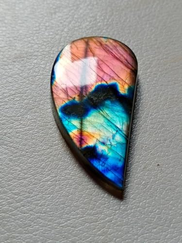 Labradorite violette cabochon contre les designs ternes pour bague et collier
