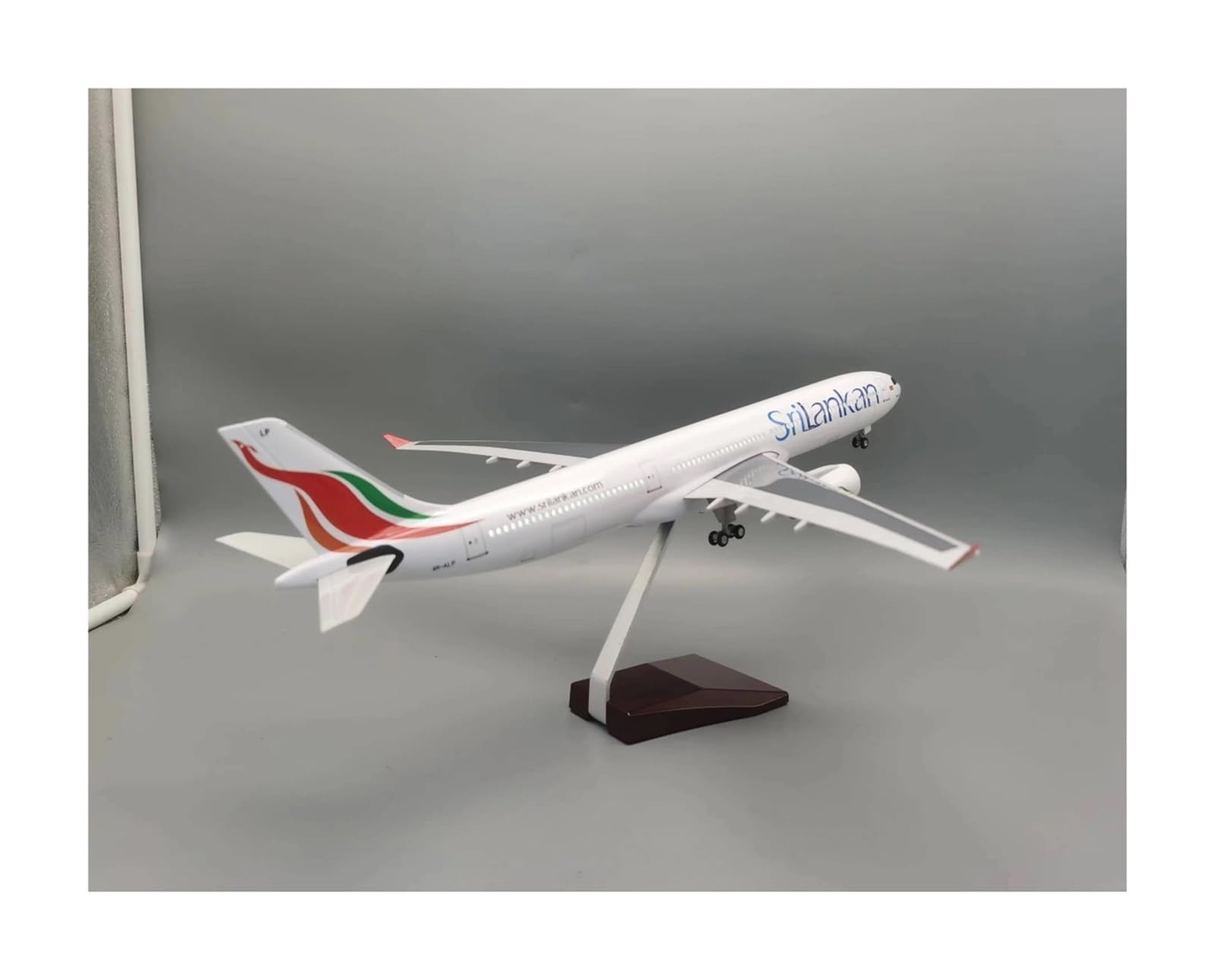 Odlewane zabawki samolotowe w skali 1:135 dla modelu A330 SriLankan Airlines Model odlewanego ciśnieniowo żywicy Model samolotu Kolekcjonerskie modele wystawowe Stacjonarny samolot do zbierania i