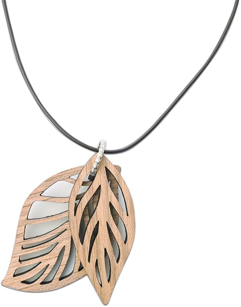 Amazon | [四葉のクローバー] 木製 ネックレス フォックストロット