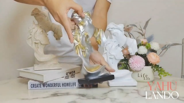 Estatua abstracta de pareja besándose en resina blanca miniatura 7