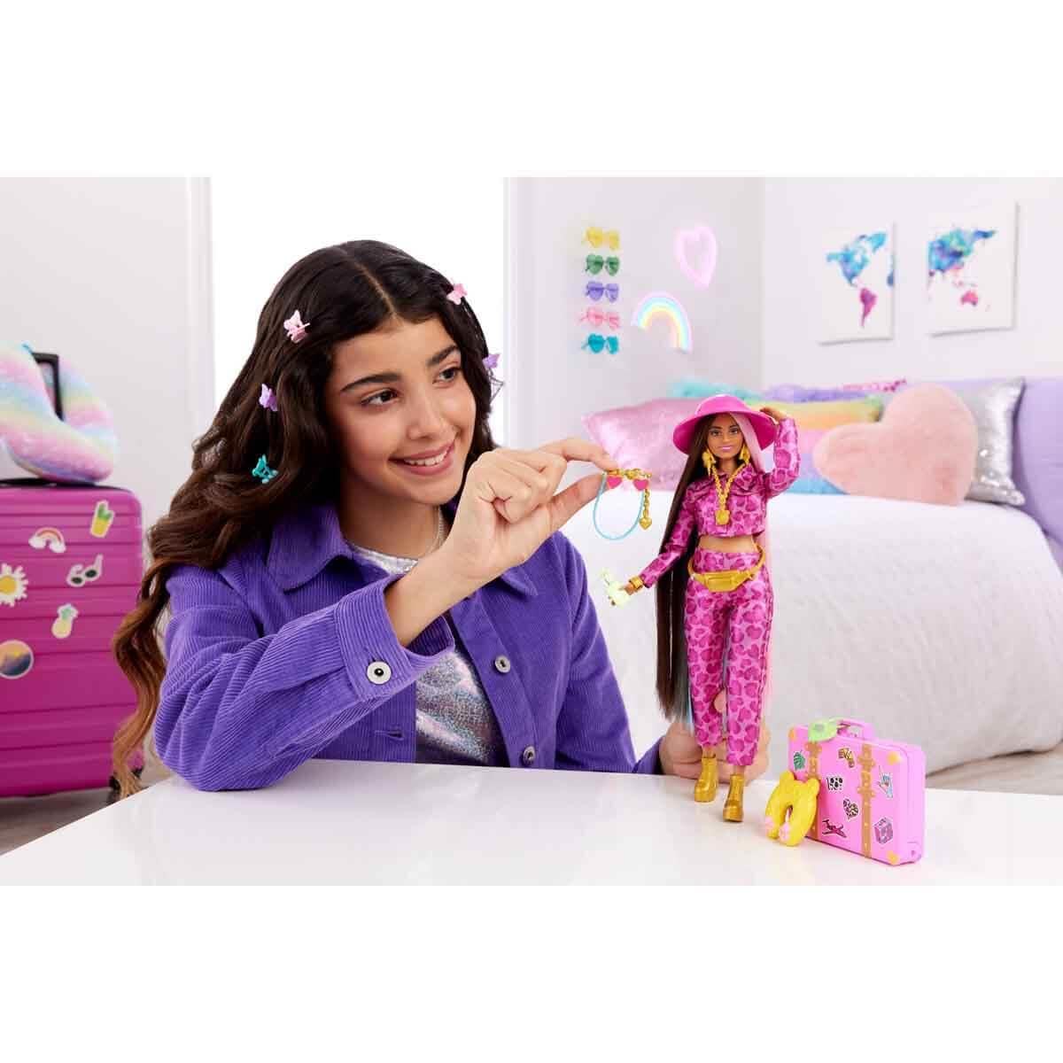 Barbie Extra Fly Lalka Safari w podróży z ubrankami na safari, strój ze zwierzęcym nadrukiem i walizka HPT48