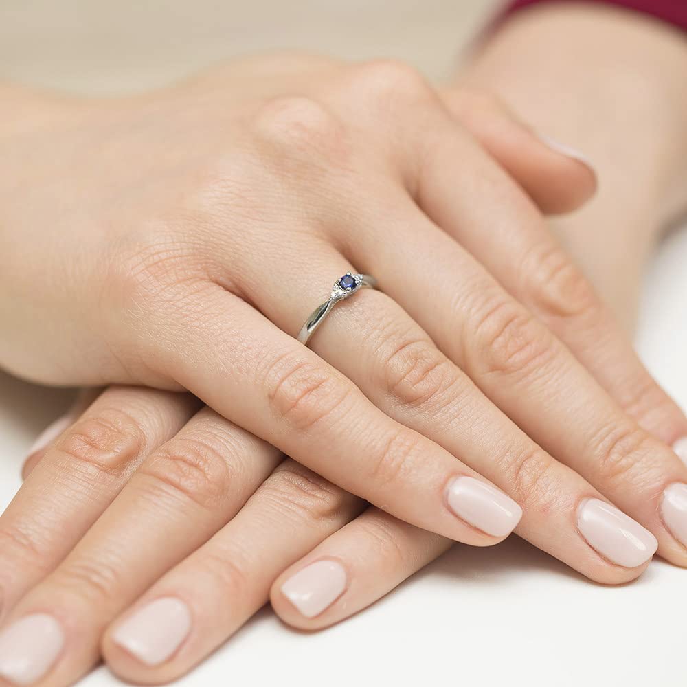 MARKO Weißgold Verlobungsring Damen Goldring mit 0.15 Karat Saphir und 0.03 Karat Diamanaten - Gold Verlobungsring - 14 K Gold 585 - Goldring für Frauen