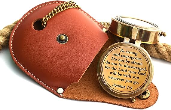 Brújula de latón grabada 'Be Strong and Courageous' con caja de recuerdo de madera para bautizo, confirmación, graduación y ocasiones inspiradoras miniatura 2