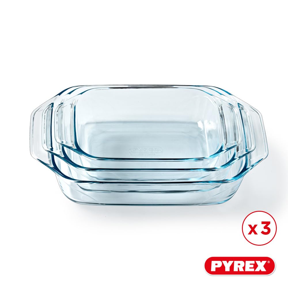 Vue d'ensemble des trois plats à four Pyrex empilés, mettant en évidence leurs poignées larges et leur construction en verre.