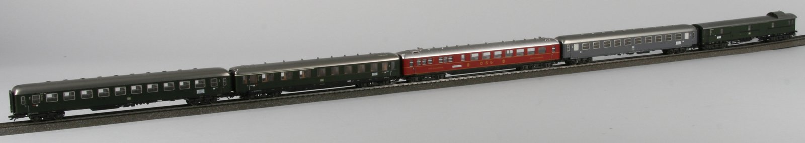 MARKLIN HO Deluxe 5 Long Passengers Riviera Express Coachs Set 42941
