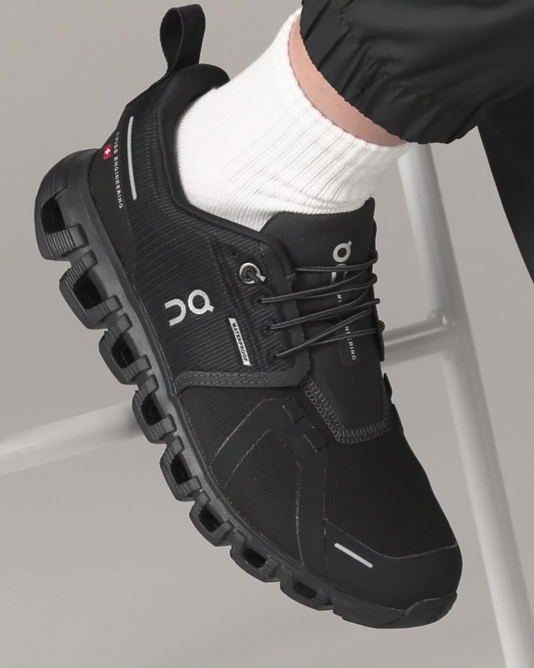 Amazon | [オン] ランニングシューズ Cloud 6 Waterproof Black 