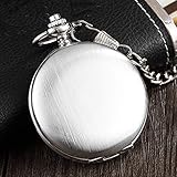 ⊙ Eine Taschenuhr hat die perfekte Länge der Taschenuhrenkette, um sie von einer Gürtelschlaufe bis zur Herrenuhrentasche zu drapieren.