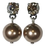 Eine schön schillernde Swarovski Perle mit zartem Glanz wird durch einen glitzernden Kristall von Swarovski Elements gehalten. Die zarten Ohrringe schmücken nahezu schwerelos ihr Ohr | Der Klassiker passend zu jedem Outfit