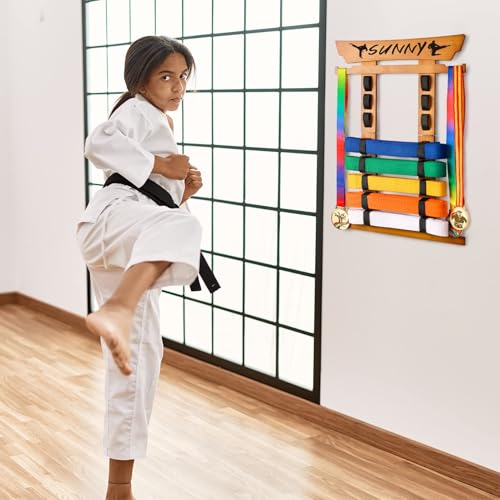 Estante de exhibición de cinturón de karate elegante de madera con calcomanías 5