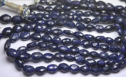 Pépites de rubis bleu pour concevoir un cadeau d'anniversaire fait main unique et mémorable
