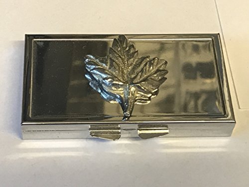 Pilulier 7 jours feuille d'érable Tg237 en étain du Derbyshire avec miroir de poche