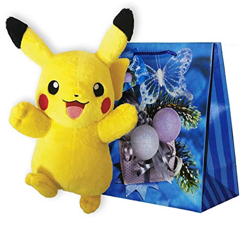 Preisvergleich Produktbild Lively Moments Pokemon Plüschtier Pikachu Kuscheltier fröhliches Pikachu mit Weihnachtlichem blauen Geschenkbeutel