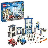 Inhalt des Sets: Eine Spielzeug-Polizeistation, 2 Trucks, ein Motorrad und eine Drohne. Ebenfalls enthalten sind 2 Hundefiguren sowie 6 Minifiguren, unter anderem Duke DeTain, Polizeichef Wheeler und Daisy Kaboom aus der LEGO City TV-Serie