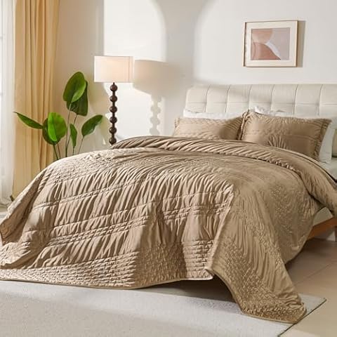 EVENHUG Velvet Quilt King Size Ultra Soft Velvet Bedding Set Lightweight Bedspread Coverlet with 2 Pillow Shams for All Season 3 Pieces (Khaki Beige,106"x96") Cover