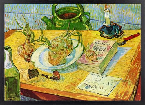 💎 DECORAZIONE VINTAGE — Aggiungi un'essenza bohemien e artistica alla tua casa con questo dettagliato still life di Vincent van Gogh. I quadri di oggetti quotidiani sono ideali per decorare cucine o studi, catturando la bellezza del semplice con pennellate vibranti. Questo poster con elementi come la pipa, il libro e le cipolle è un'opera d'arte senza tempo che aggiunge calore e stile intellettuale a qualsiasi angolo.
