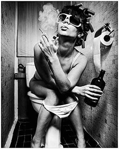 Wallario Black and White Edition - Poster Kloparty - Sexy Frau auf Toilette mit Zigarette und Schnaps in Premiumqualität, Größe: 40 x 50 cm Cover