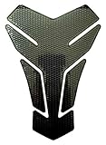 El protector de depósito es universal para todas las motocicletas. Ya sea para superdeportistas, Streetfighter, Tourenmaschien, Naked Bikes, Cafe Racer o Rennmaschienen. Con este protector de depósito tomarás la decisión correcta. Gracias a los materiales de alta calidad, la almohadilla es flexible, robusta y hace que el protector de tanque brille incluso con lluvia, calor y una fuerte carga UV. Además, se puede quitar con un secador de pelo habitual sin dejar residuos.