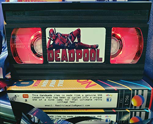 Deadpool Retro VHS Lampe, tolle Geschenkidee für jeden Film-Fan, Man Cave Ideen! USB-betrieben, mit Fernbedienung Cover