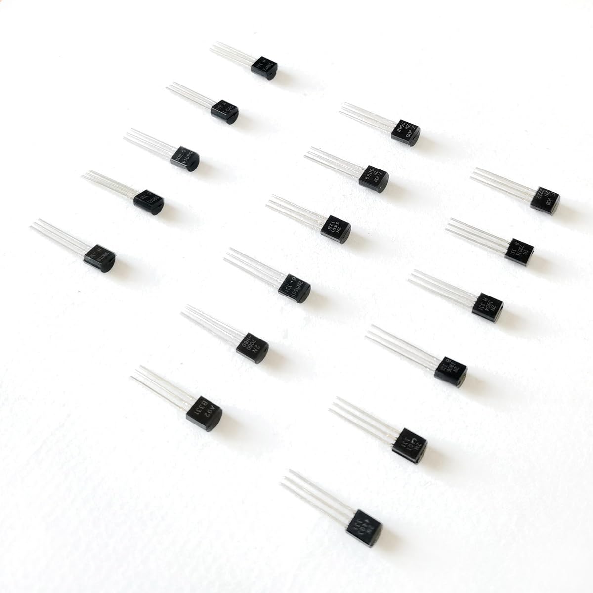 170 Stück für 2N2222 2N2907 2N3904 2N3906 2N4401 2N4403 2N5088 2N5089 2N5401 2N5551 2N7000 MPSA92 S9012. S9013 S9014 S9015 S9018 17 Arten x 10 Stück TO-92 PNP NPN Transistoren