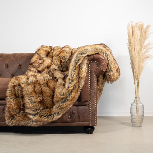 Quantum Interior by Maxland Luxuriöse Kunstfelldecke in 2 Größen Kuscheldecke in 2 Farben Sofadecke in Felloptik Pelzdecke Rustikale Wendedecke XXL Bettüberwurf oder Tagesdecke (Rotbraun, 150x200 cm)