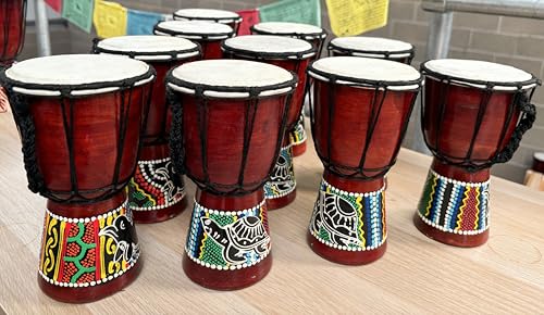 Djembé au son excellent et lot de 10 percussions équitables pour enfants