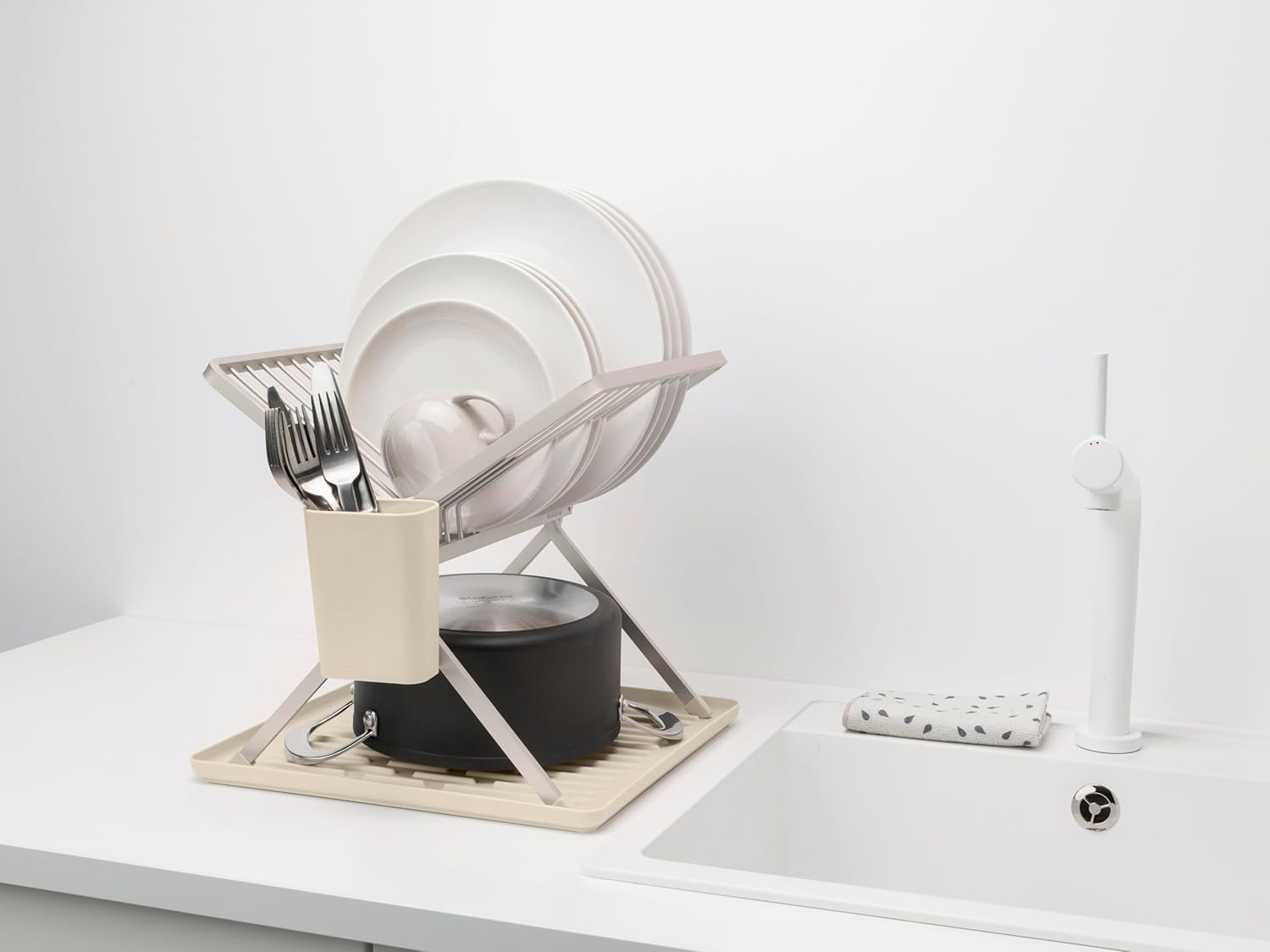 Brabantia SinkSide Escurridor para fregadero plegable (Soft Beige), escurridor de platos para fregadero con escurridor de cubiertos extraíble, versátil para la vajilla