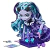 Monster High Fearbook Twyla-set med docka och tillbehör på spelklubbstema, med collegejacka, årsbok, brädspel och kakor, HXW31 #2