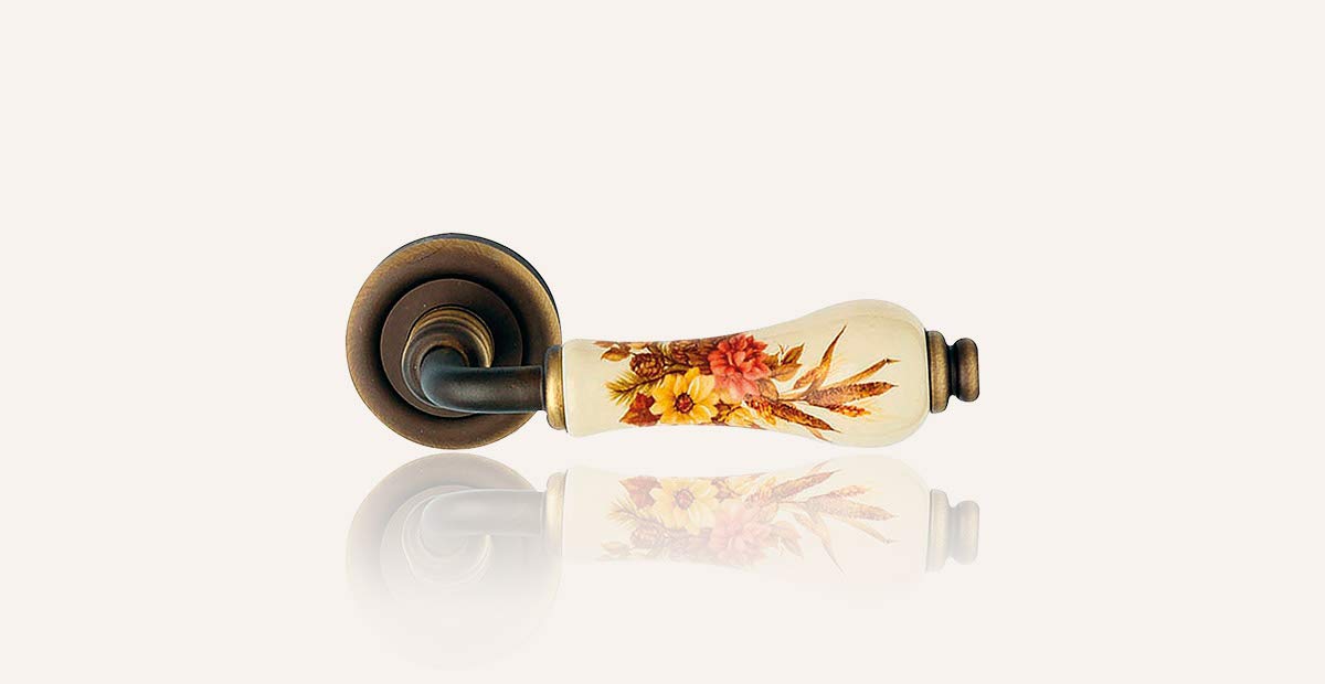 Maniglia Linea Calì "Dalia" finitura Bronzo Opaco con impugnatura in Ceramica Avorio Fiorata