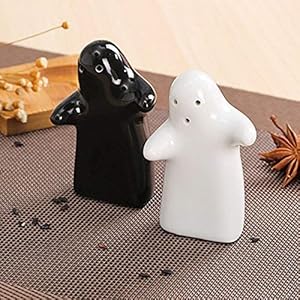 Salt and Pepper Shakers Cute Decorative Novelty Hugging Shakers Couple Set Black and White Modern and Vintage Hug Design Easy to Refill and Dispenser Shaker Set