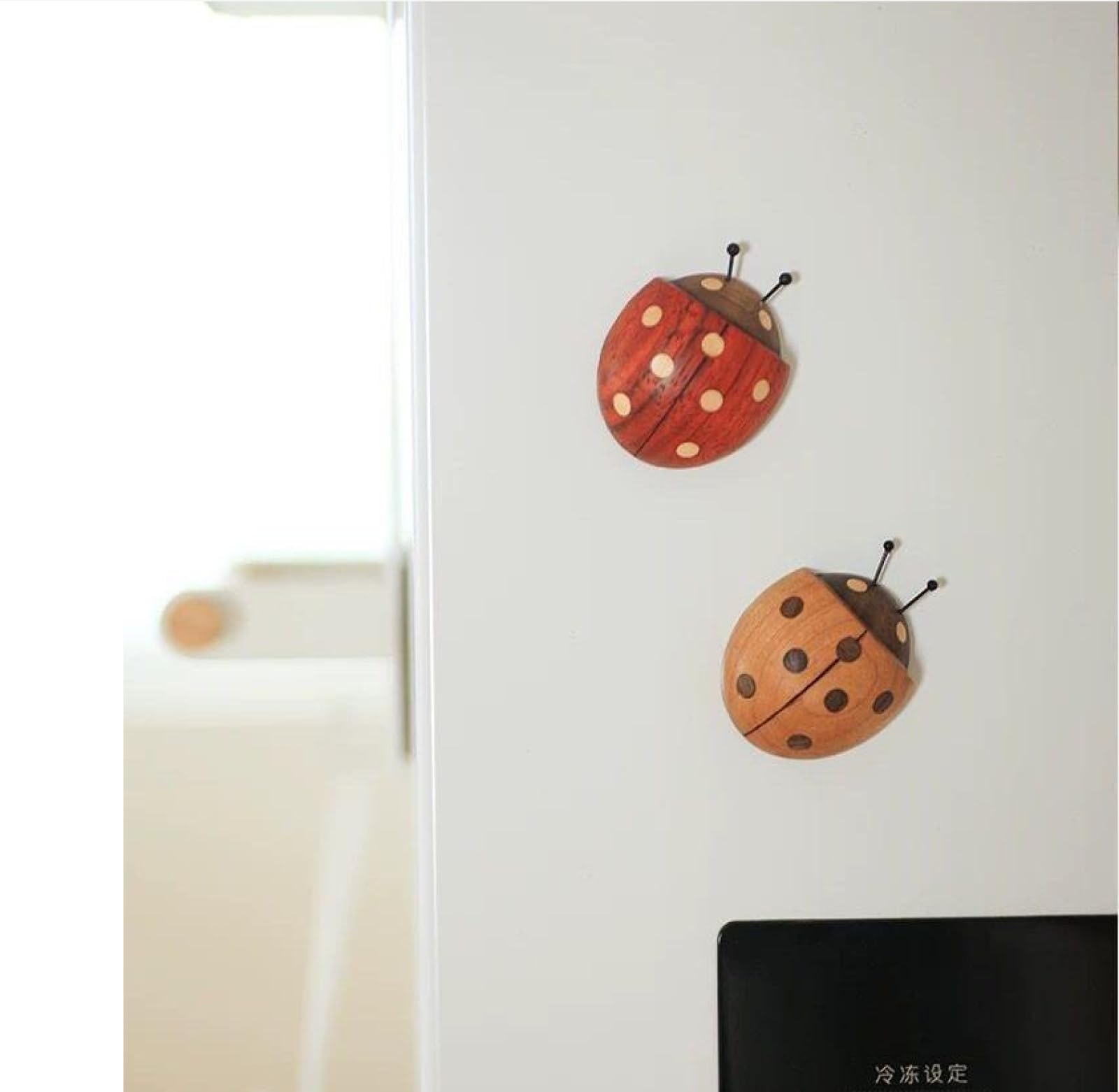 Lindos imanes decorativos paquete de 2 pares de madera maciza caricatura escarabajo siete estrellas mariquita imán refrigerador micro paisaje bonsái