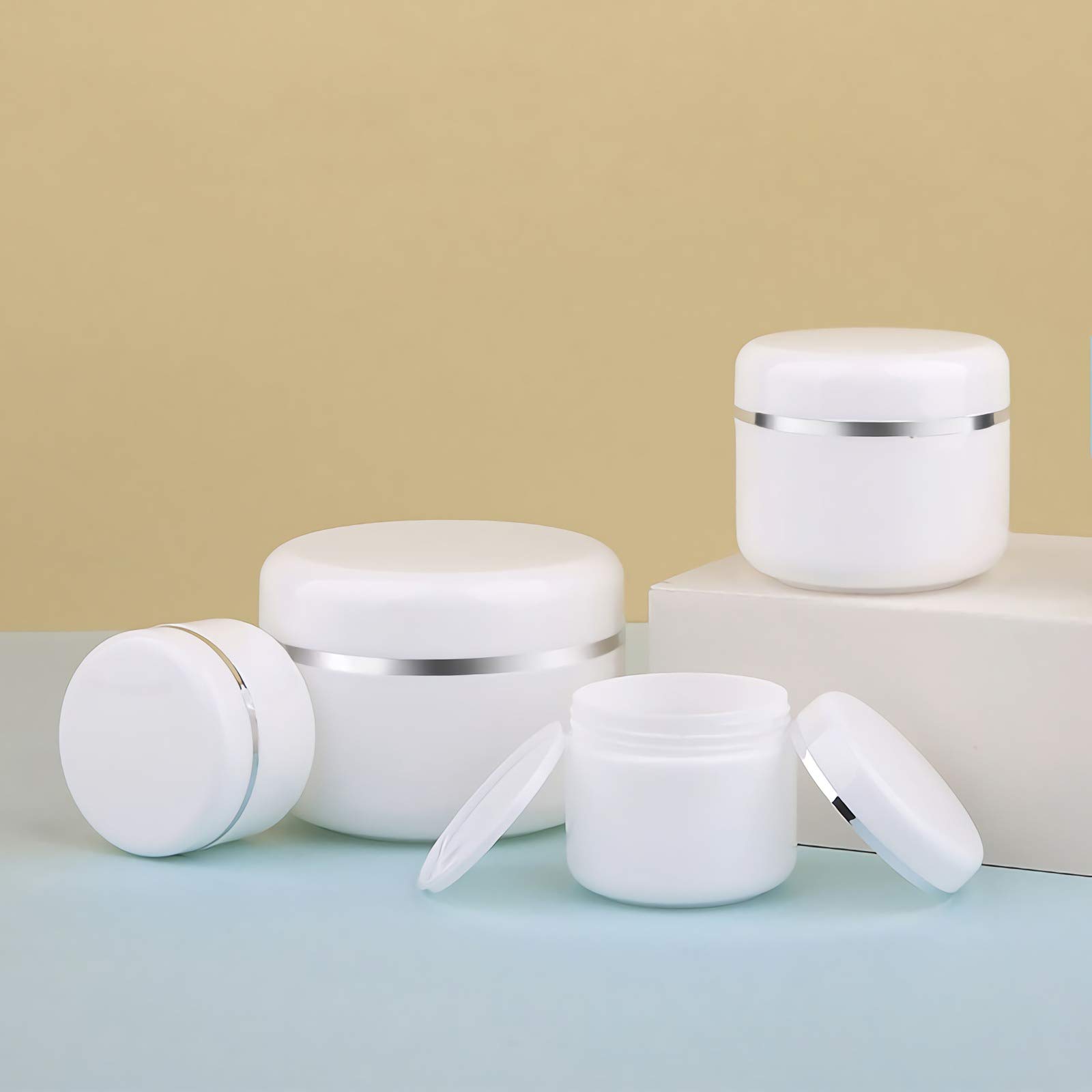 20 Pezzo Barattolo Vuoto di Plastica Bianca da 50 ml con Nastro d'argento Barattolo di Cosmetico Contenitore per Prodotti di Cosmetica Creme Balsami Labbra con 5x spatole