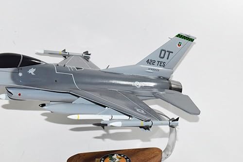 Miniatura 4 de Lockheed Martin F-16 Fighting Falcon, escuadrón de prueba y evaluación 422d, modelo a escala de caoba de 18 pulgadas