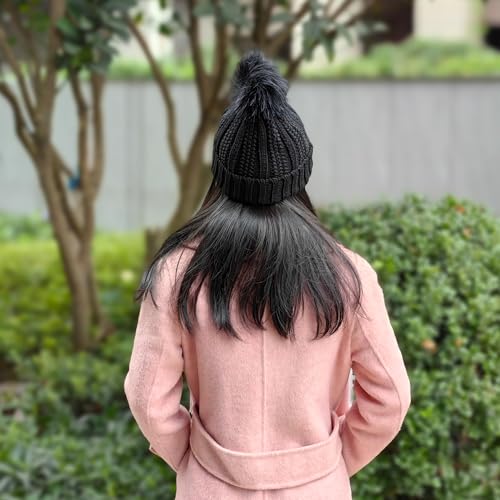 SYAYA Gorro feminino com pompom, gorro de tricô forrado de cetim quente com pompom de pele sintética