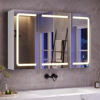 Foto di mojiasion Specchio Bagno Contenitore con Luce e Presa Elettrica, 3 Ante mobile specchio bagno– Design 360°, Memoria Luminosità, Sospeso Salvaspazio 90x16x60 cm | 3 Mensole Regolabili, Bianco